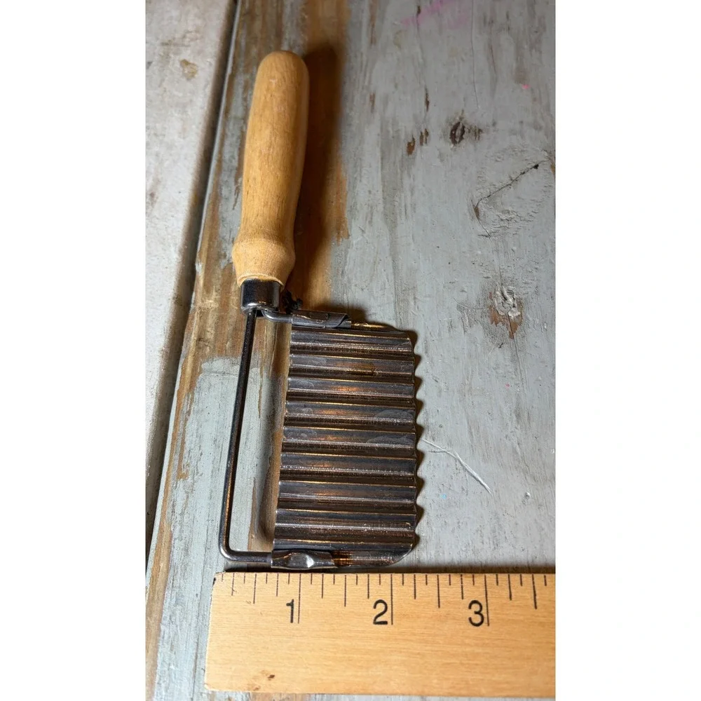 Vintage Crinkle Ripple Cutter Turned Wood Handle Unmarked Potatos Vegetables